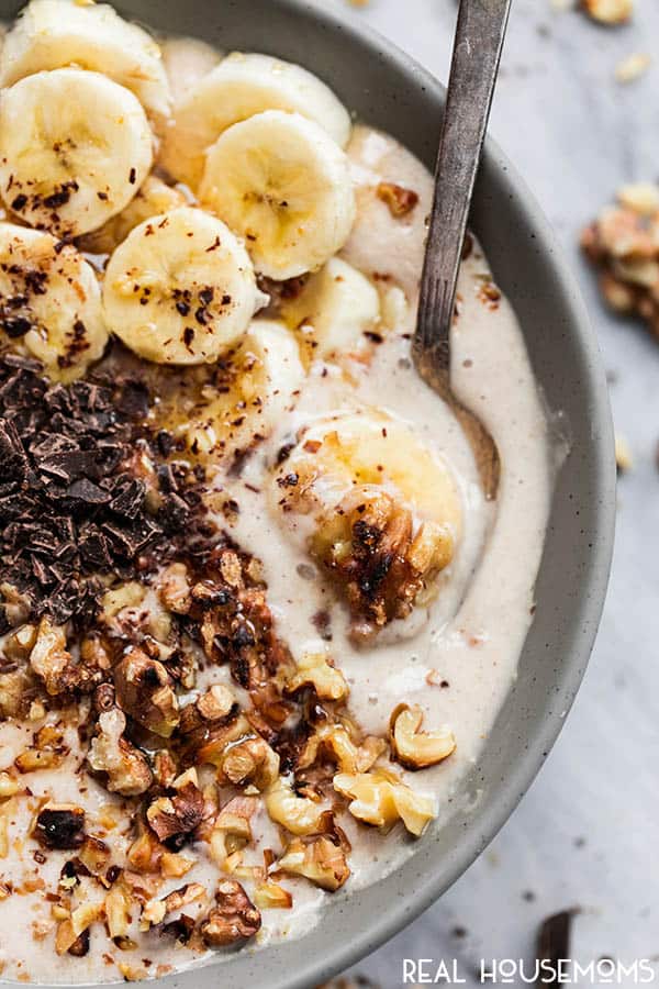This quick and easy Banana Bread Smoothie Bowl tastes just like freshly baked banana bread, in a cool and creamy breakfast smoothie form! Very simple to make with just a few basic pantry ingredients and perfect for busy mornings!