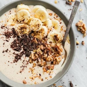 This quick and easy Banana Bread Smoothie Bowl tastes just like freshly baked banana bread, in a cool and creamy breakfast smoothie form! Very simple to make with just a few basic pantry ingredients and perfect for busy mornings!