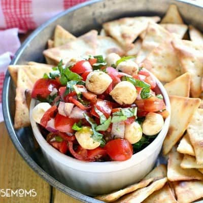 CAPRESE SALSA combines all the flavors of caprese salad in a delicious dip that's perfect for summer!