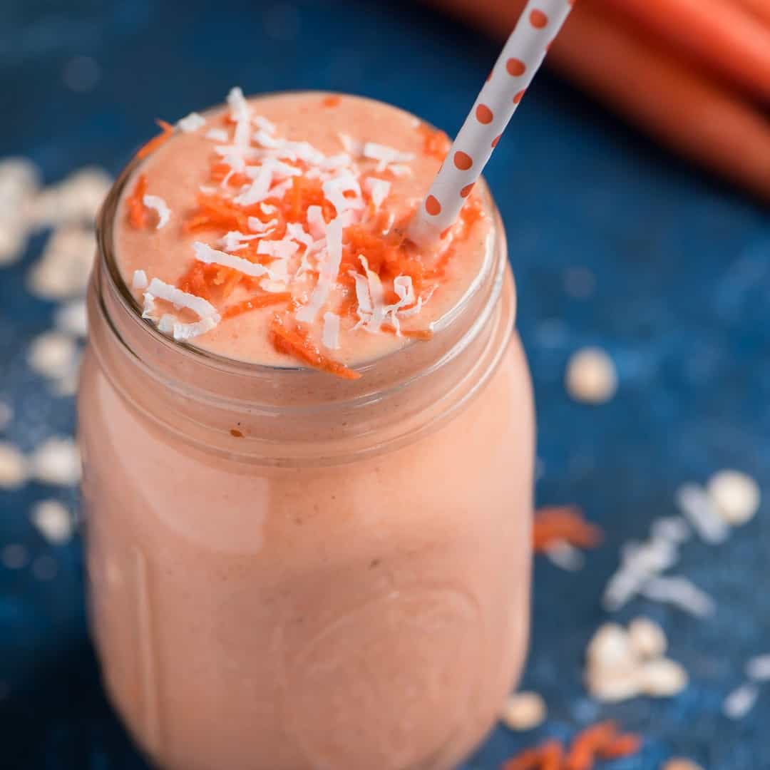 Wouldn't you like to begin and end your day with carrot cake? Well, now you can with this fruit and vegetable packed Carrot Cake Smoothie!