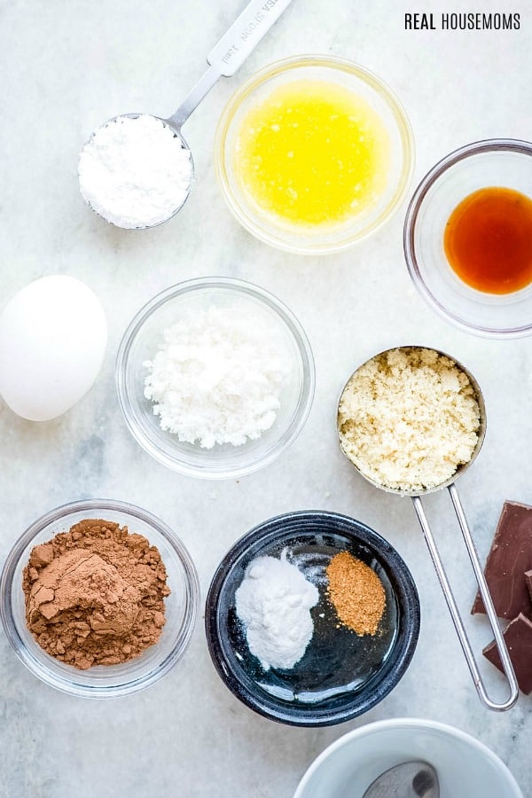 ingredients to make chocolate keto much cake