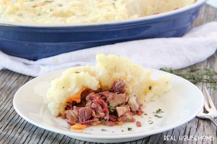 Take the classic Sheppard's Pie and mix it up a bit with this delicious CORNED BEEF SHEPPARD'S PIE just in time for St. Patrick's Day!