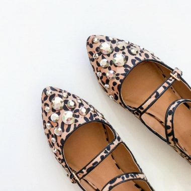 What do you love more? Rhinestones or classic J Crew? What if I said you can have BOTH? The answer is easy with these easy DIY J Crew Inspired Flats!