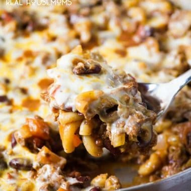 This EASY CHILI MAC SKILLET DINNER is a one pan dinner your whole family is going to love! It's simple to make, hearty, and healthy for those nights when you need a quick fix!