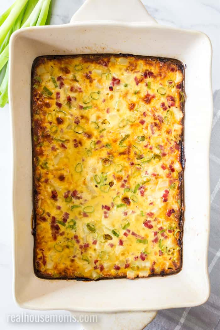 Frühstücksauflauf in einer Auflaufform nach dem Kochen