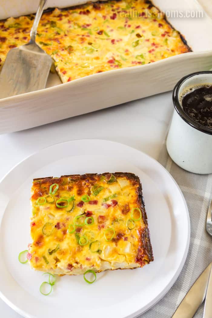 pequeno-almoço caçarola em uma placa com uma xícara de café