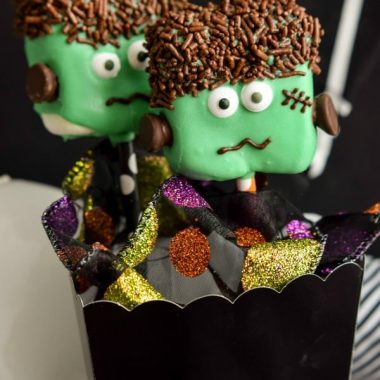 These cute FRANKENSTEIN MARSHMALLOW POPS are an easy Halloween dessert that the kids will love!