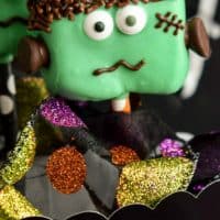 These cute FRANKENSTEIN MARSHMALLOW POPS are an easy Halloween dessert that the kids will love!