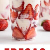 fresas con crema in a cup with recipe name at the bottom