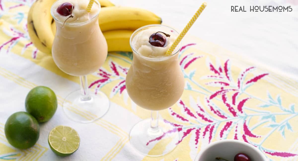 Банановый коктейль с мороженым в блендере. Банановый Дайкири. Банановый Дайкири коктейль. Фрозен банановый. Молочный банановый коктейль в блендере.