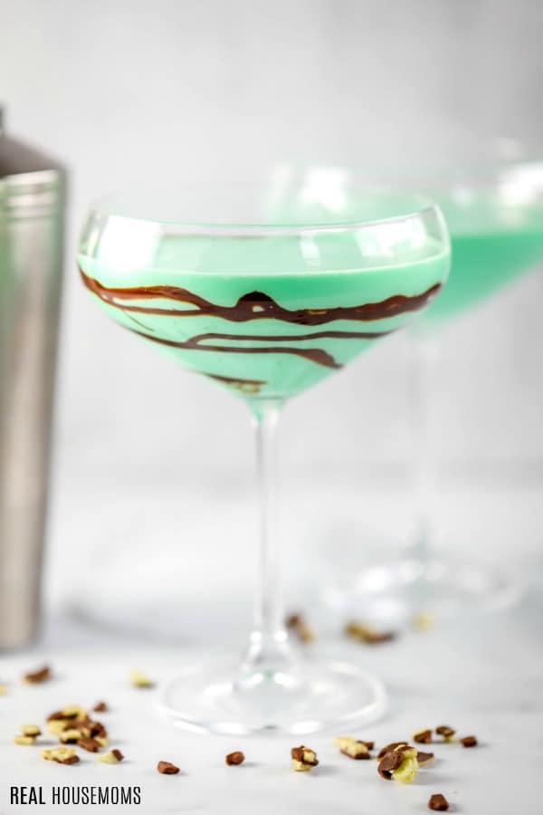 grashopper cocktail in a cocktail glass lined with chocolate sauce