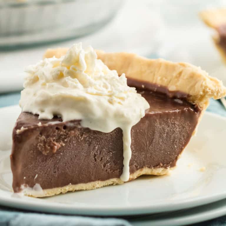 Want to make an easy and classic chocolate dessert that is sure to be a crowd-pleaser? Look no further than this indulgent Heirloom Chocolate Cream Pie!