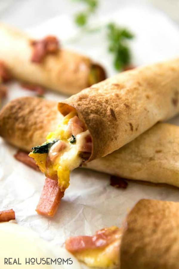 Crispy Ham & Egg Baked Taquitos are a fantastic grab 'n' go breakfast option that's handy to keep in the freezer!!