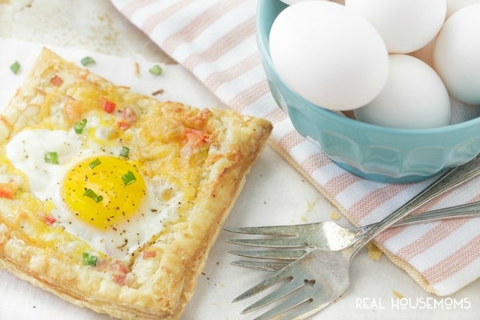 Start out your breakfast with this tasty HAM AND CHEESE EGG PASTRY TART. The flaky puffed pastry is perfect to nestle your other ingredients in!