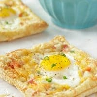 Start out your breakfast with this tasty HAM AND CHEESE EGG PASTRY TART. The flaky puffed pastry is perfect to nestle your other ingredients in!