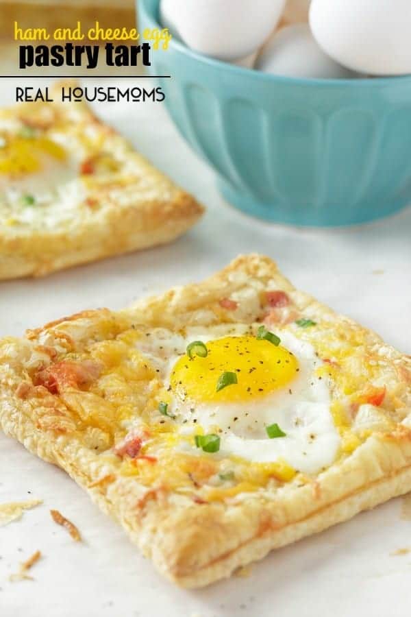 Start out your breakfast with this tasty HAM AND CHEESE EGG PASTRY TART. The flaky puffed pastry is perfect to nestle your other ingredients in!