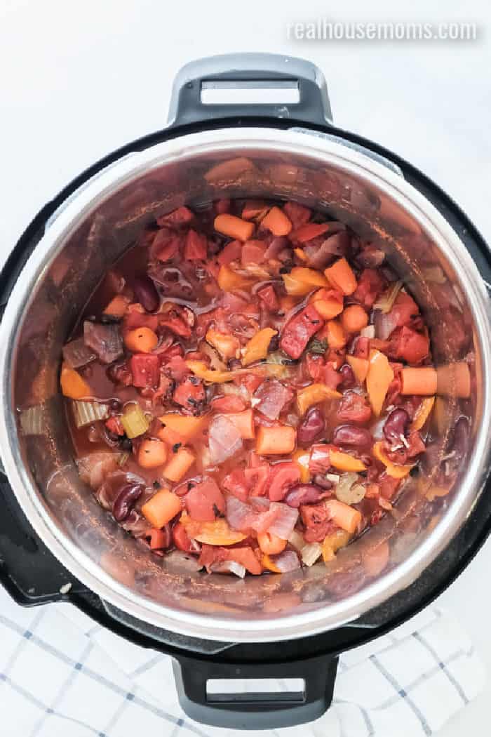 vegetarian chili in an instant pot after coking