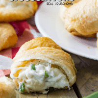  These Jalapeno Popper Crescent Rolls are made with pre-made crescent roll dough and with a simple jalapeno popper inspired filling.  They take just 15 minutes to assemble and are sure to be a showstopper!