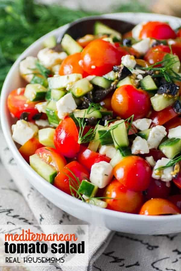 Denne skønne MEDITERRANE TOMATOSALAT er perfekt til grillfester, sammenkomster i baghaven og til grillaftener. Behold dressingen ved siden af, så kan folk selv tage for sig!