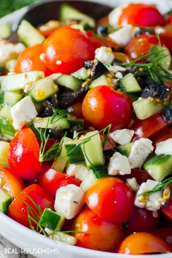 Dieser herrliche MEDITERRANISCHE TOMATO-SALAT eignet sich hervorragend für Grillpartys, Gartenfeste und Picknicks. Lassen Sie das Dressing auf der Seite und die Leute können sich selbst bedienen!