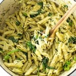 One-Pot Spinach and Artichoke Pasta - The easiest meal ever and will have the pickiest eaters begging for seconds! Almost reminds me of a cross between a spinach and artichoke dip and alfredo.