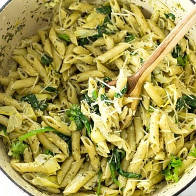 One-Pot Spinach and Artichoke Pasta - The easiest meal ever and will have the pickiest eaters begging for seconds! Almost reminds me of a cross between a spinach and artichoke dip and alfredo.