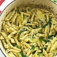 ONE-POT SPINACH AND ARTICHOKE PASTA is the easiest meal ever and will have the pickiest eaters begging for seconds!