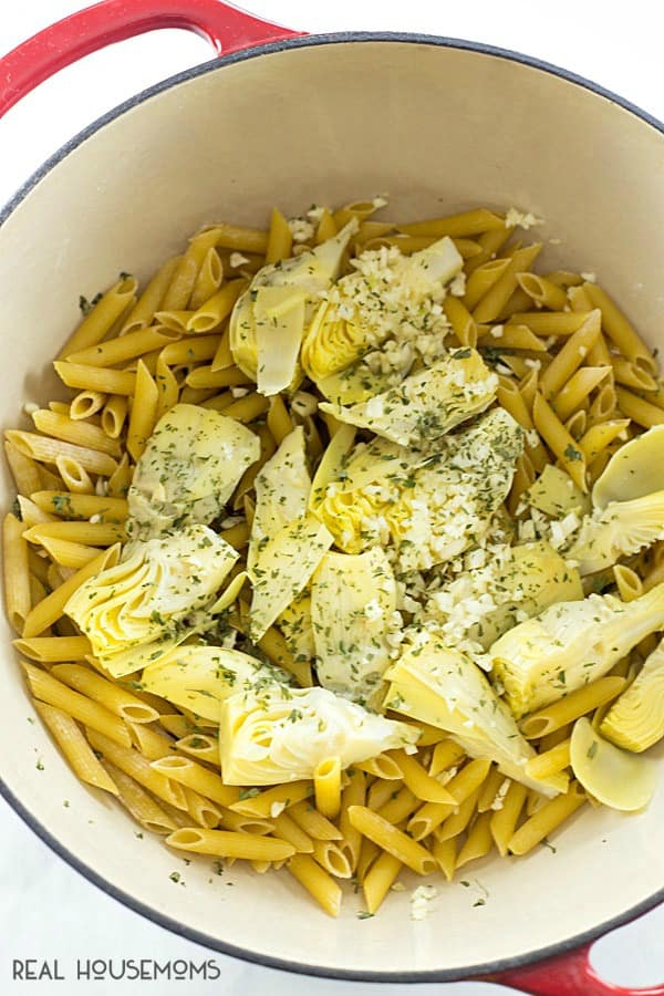 ONE-POT SPINACH AND ARTICHOKE PASTA is the easiest meal ever and will have the pickiest eaters begging for seconds!