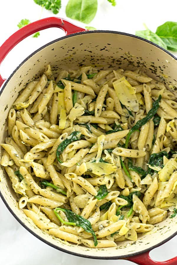 One-Pot Spinach and Artichoke Pasta - The easiest meal ever and will have the pickiest eaters begging for seconds! Almost reminds me of a cross between a spinach and artichoke dip and alfredo.