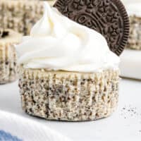 oreo mini cheesecake topped with whipped cream and a cookie with recipe name at the bottom