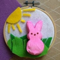 This DIY EASTER PEEP WALL HANGING is a cute craft project to do with the kids for Easter!