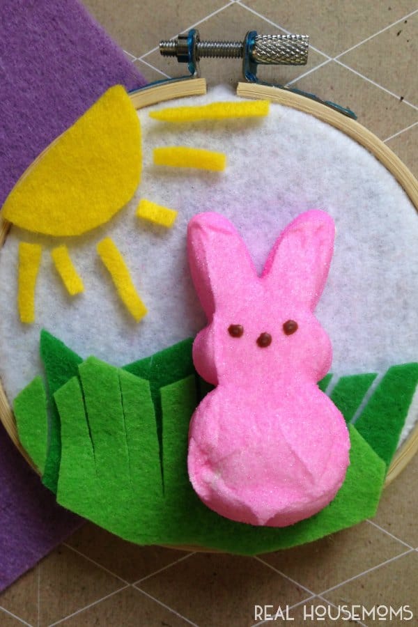 This DIY EASTER PEEP WALL HANGING is a cute craft project to do with the kids for Easter!