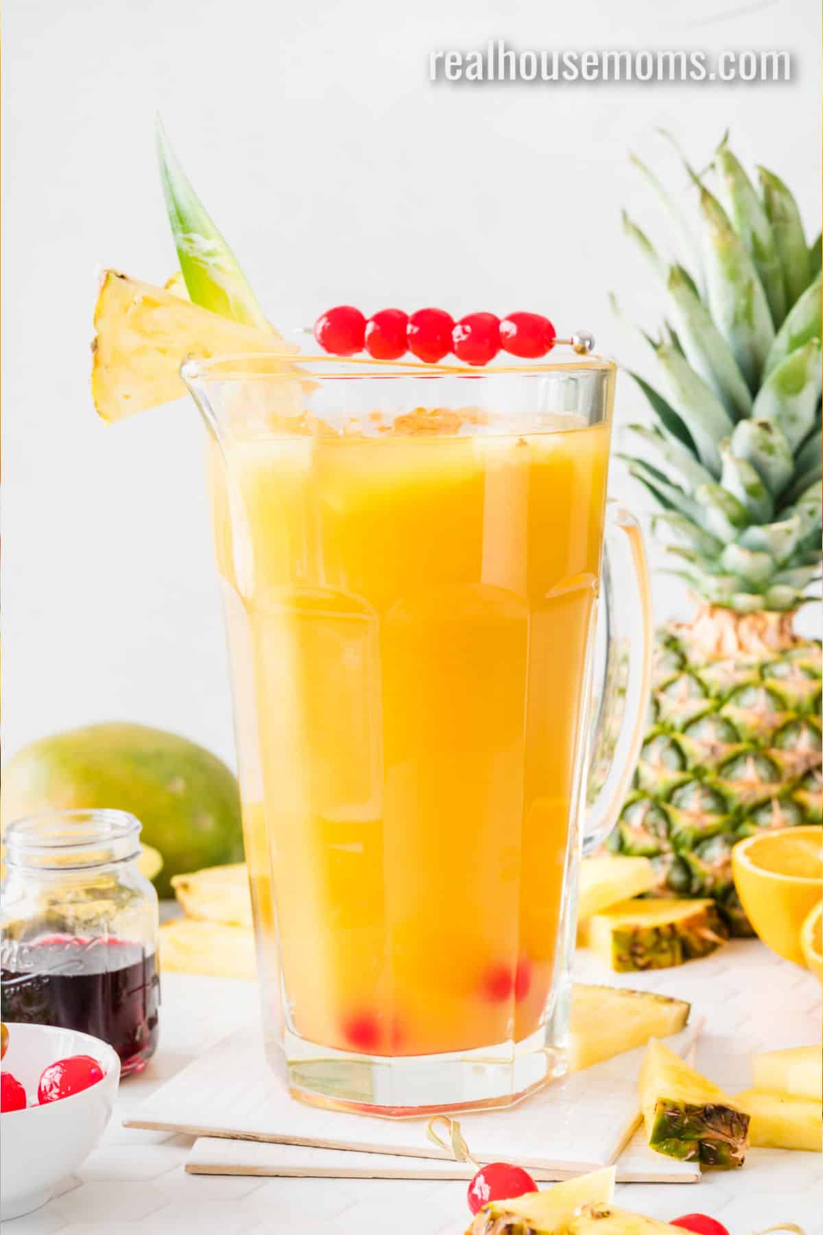 pineapple juice and rum cocktail