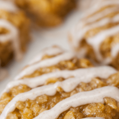 Transform a favorite classic dessert into a fall favorite by making these super chewy and sweet PUMPKIN SPICE RICE KRISPY TREATS!