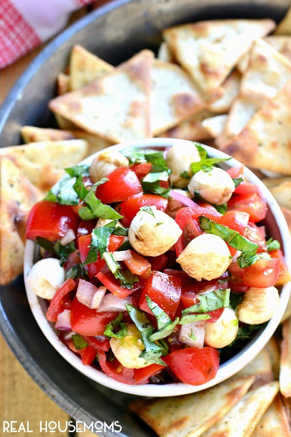 CAPRESE SALSA combines all the flavors of caprese salad in a delicious dip that's perfect for summer!