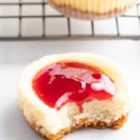 mini cheesecake with raspberry topping