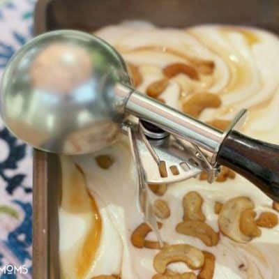 Summer may be winding down, but there is still plenty of time to enjoy this easy SALTED CARAMEL CASHEW NO-CHURN ICE CREAM!