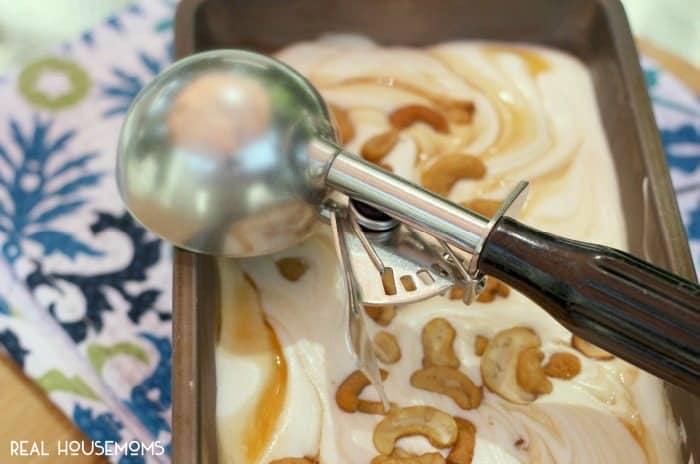 Summer may be winding down, but there is still plenty of time to enjoy this easy SALTED CARAMEL CASHEW NO-CHURN ICE CREAM!