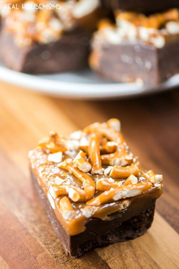 This Salted Pretzel & Caramel Fudge couldn't be more easy to make and with the crushed pretzels and caramel on top, it's a real show stopper!