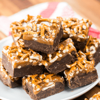 This Salted Pretzel & Caramel Fudge couldn't be more easy to make and with the crushed pretzels and caramel on top, it's a real show stopper!