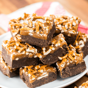 This Salted Pretzel & Caramel Fudge couldn't be more easy to make and with the crushed pretzels and caramel on top, it's a real show stopper!