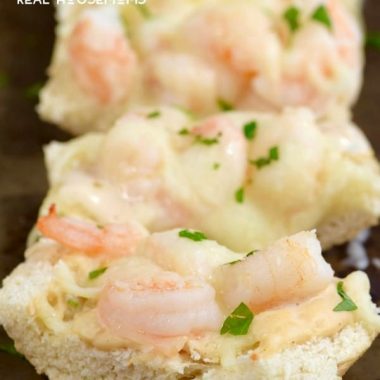 This SHRIMP ALFREDO FRENCH BREAD PIZZA is a seriously easy, seriously delicious dinner that doubles as a great appetizer!