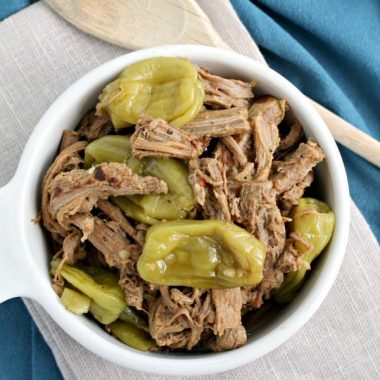 It only takes 4 ingredients & a few minutes of prep to make this juicy and flavorful SLOW COOKER ITALIAN PEPPERONCINI SHREDDED BEEF!