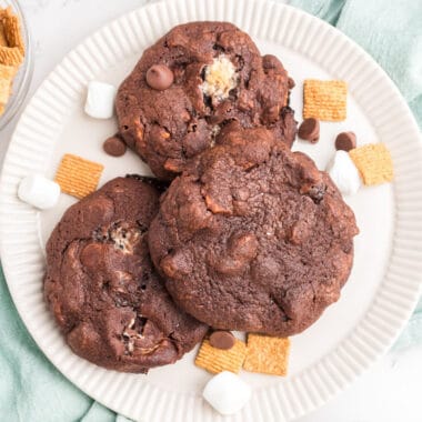 square image Make these chewy, chocolatey homemade S’mores Cookies and let the taste carry you back to the childhood joy of roasting marshmallows! #Realhousemoms #smores #smorescookies #cookies #chocolate #chewy #homemade #kidpproved #marshmellows #cookiemonster #christmascookies #christmastreats