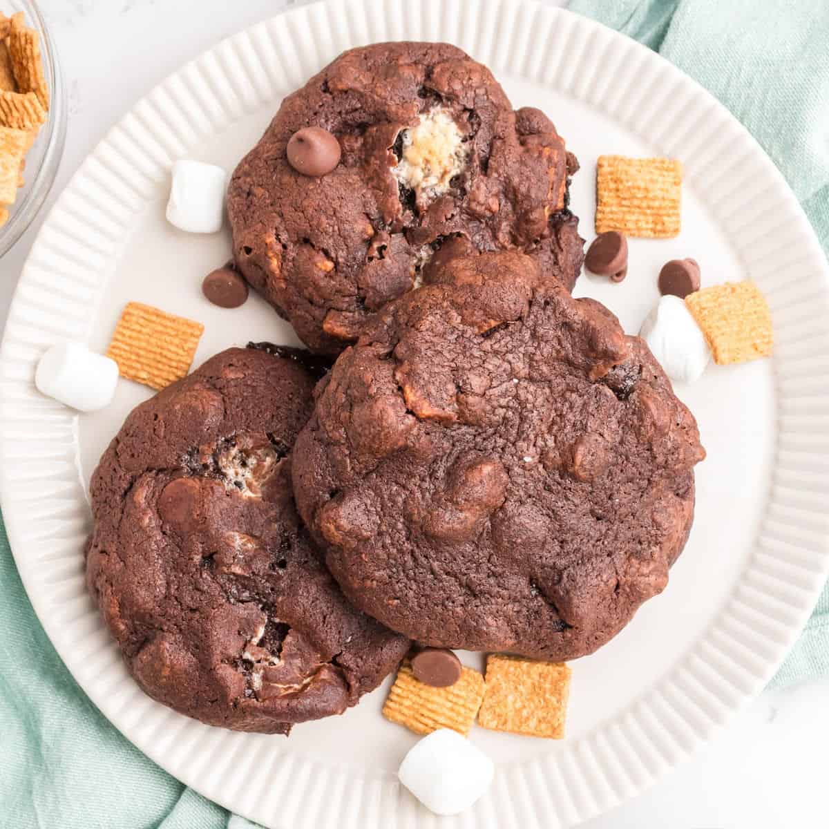 square image Make these chewy, chocolatey homemade S’mores Cookies and let the taste carry you back to the childhood joy of roasting marshmallows! #Realhousemoms #smores #smorescookies #cookies #chocolate #chewy #homemade #kidpproved #marshmellows #cookiemonster #christmascookies #christmastreats