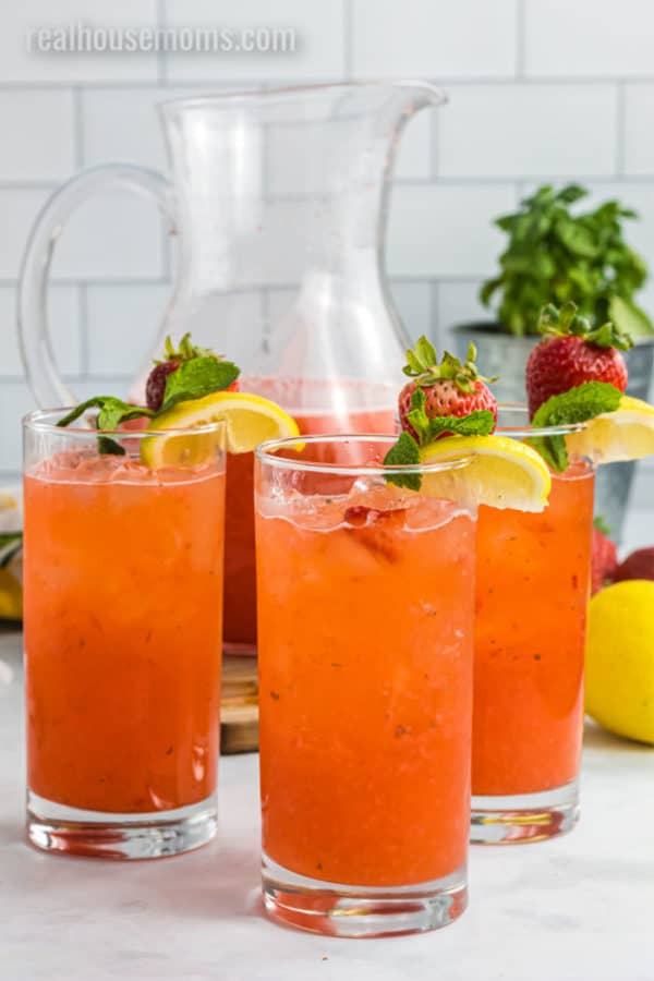 Spiked Strawberry Lemonade Cocktail ⋆ Real Housemoms