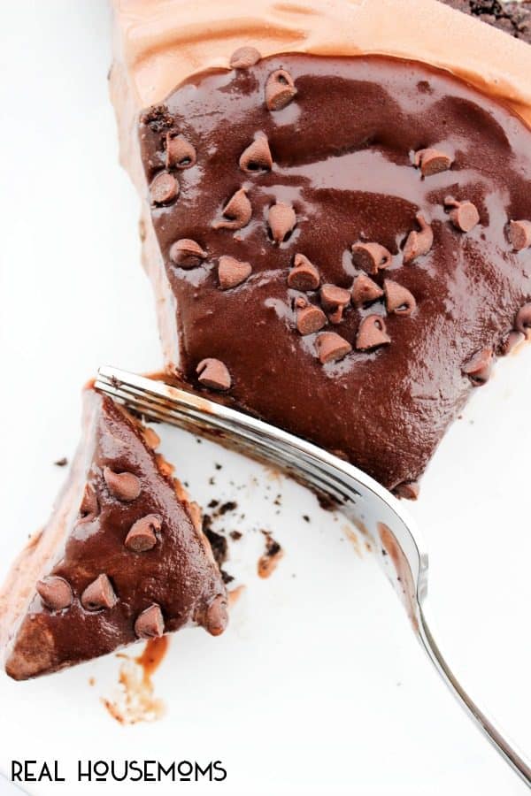 Calling all chocolate lovers! This NO BAKE TRIPLE CHOCOLATE ICE CREAM PIZZA was made just for you! Oreo cookies, hot fudge, chocolate ice cream and mini chocolate chip morsels make this a pizza chocolate, chocolate, and more chocolate!