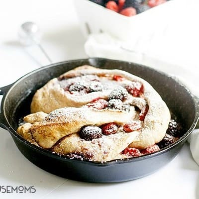This BERRY BRAIDED BREAD is the perfect way to start your summer mornings!