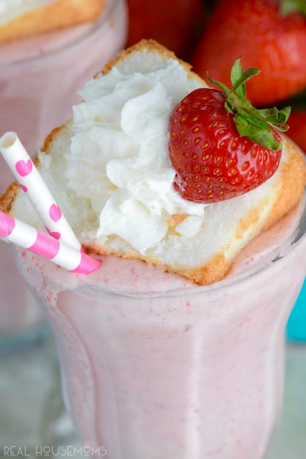This BOOZY STRAWBERRY SHORTCAKE MILKSHAKE is EPIC!! Strawberries, Cake Vodka, and ACTUAL cake topped with more cake, whipped cream, and a strawberry! You can have your cake and drink it too!