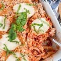 Enjoy the same great taste and crispy texture of one your favorite classics in this CHICKEN PARMESAN CASSEROLE RECIPE!
